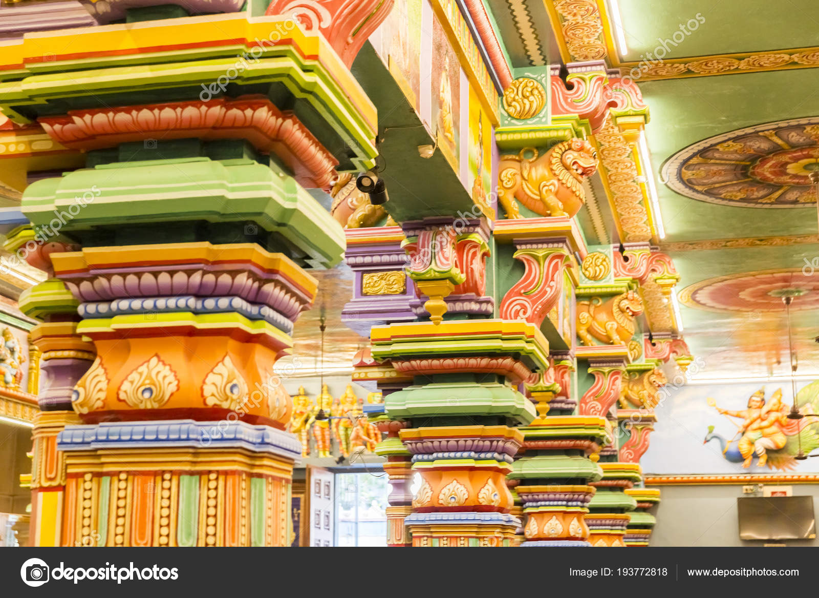 Closeup details of colored colorful pillar indian temple, Tamil Nadu, India — Stock Photo