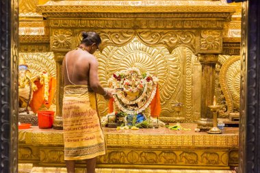 Belgesel yayın. Arulmigu Manakula Vinayagar Tapınağı, Puduchery, Pondichery, Tamil Nadu, Hindistan - Mart yaklaşık, 2018. Hint Hindu tapınağı rahip altın Tanrı Shiva Ganesha Tapınak