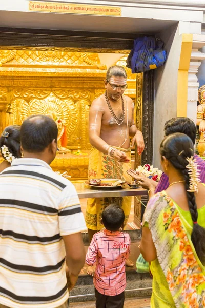 Film dokumentalny redakcji. Arulmigu Manakula Vinayagar świątyni, Puduchery, Pondichery, Tamil Nadu, Indie - marca około 2018 roku. Hinduskie hinduskie świątyni ksiądz w złoto Shiva Temple Ganesha — Zdjęcie stockowe