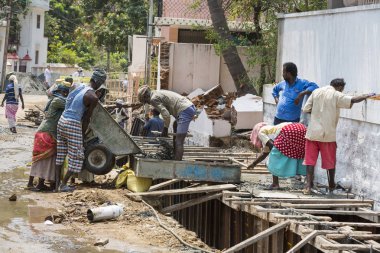 Yaklaşık, Puduchery, Pondichery, Tamil Nadu, Hindistan - 2018 Mart. Grup kimliği belirsiz işçilerin bir kaldırım inşa etmek inşaat iş istihdam.