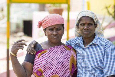 Yaklaşık, Puduchery, Pondichery, Tamil Nadu, Hindistan - 2018 Mart. Kimliği belirsiz kadın işçiler gülümseyen portresi bir kaldırım inşa etmek inşaat çalışmalarında istihdam.