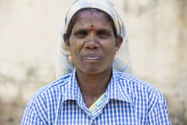 Yaklaşık, Puduchery, Pondichery, Tamil Nadu, Hindistan - 2018 Mart. Kimliği belirsiz kadın işçiler gülümseyen portresi bir kaldırım inşa etmek inşaat çalışmalarında istihdam.