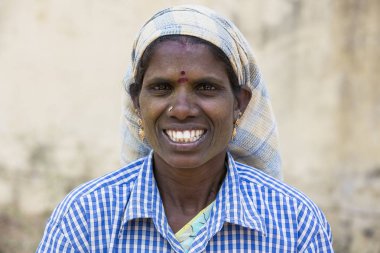 Yaklaşık, Puduchery, Pondichery, Tamil Nadu, Hindistan - 2018 Mart. Kimliği belirsiz kadın işçiler gülümseyen portresi bir kaldırım inşa etmek inşaat çalışmalarında istihdam.