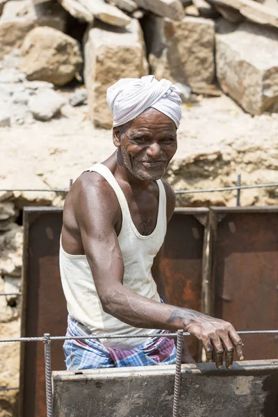 Puduchery, Pondichery, Tamil Nadu, Indie - březen cca, 2018. Neidentifikovaný pracovníků ve stavební práce vybudovat chodník. — Stock fotografie