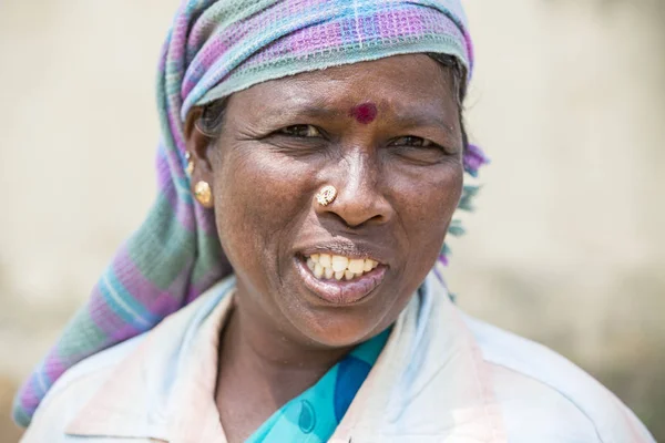 PUDUCHERY, PONDICHERY, TAMIL NADU, INDIA - March circa, 2018. Retrato de una mujer no identificada sonriendo trabajadores son empleados en trabajos de construcción para construir una acera . — Foto de Stock