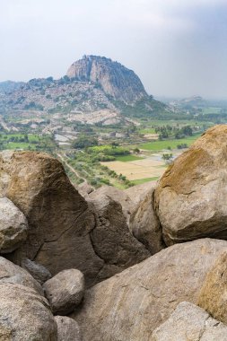 Düz ova Vadisi ve dağ ile manzara, tepe. Gingee, Tamil Nadu, Hindistan