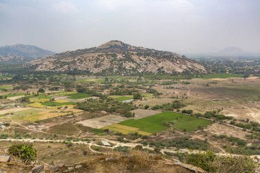 Düz ova Vadisi ve dağ ile manzara, tepe. Gingee, Tamil Nadu, Hindistan