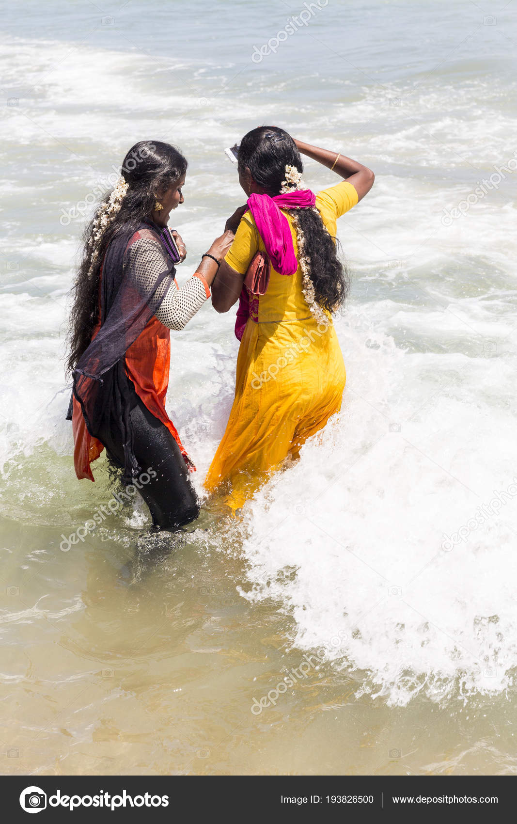 Tamil girl wet in beach - Pics and galleries