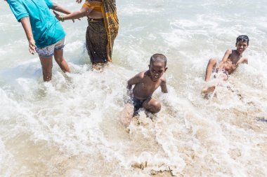 Masi Magam Festivali, Puduchery, Pondichery, Tamil Nadu, Hindistan - 1 Mart 2018. Grup kimliği belirsiz Hintli kadın adam sahilde denizin içinde banyo
