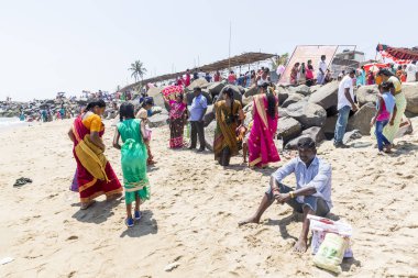Masi Magam Festivali, Puduchery, Pondichery, Tamil Nadu, Hindistan - 1 Mart 2018. Grup kimliği belirsiz Hintli kadın adam sahilde denizin içinde banyo
