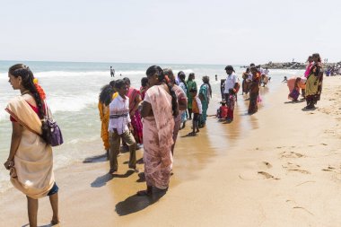 Masi Magam Festivali, Puduchery, Pondichery, Tamil Nadu, Hindistan - 1 Mart 2018. Grup kimliği belirsiz Hintli kadın adam sahilde denizin içinde banyo