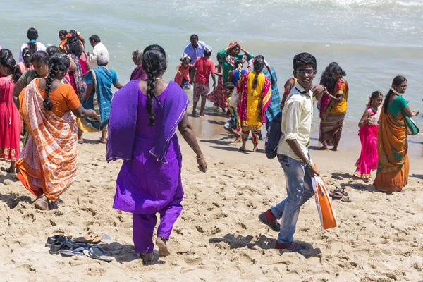 МАСИ-МАГАМ-ФЕСТИВАЛЬ, ПУТЧЕРИ, ПОНДИКЕРИ, ТАМИЛ НАДУ, ИНДИЯ - 1 марта 2018 года. Группа неопознанных индийских женщин, купающихся в море, на пляже — стоковое фото
