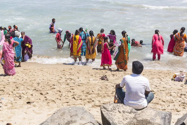 MASI MAGAM FESTIVAL, PUDUCHERY, PONDICHERY, TAMIL NADU, INDIA - 1 de marzo de 2018. Grupo de mujeres indias no identificadas hombres bañándose en el mar, en la playa — Foto de Stock