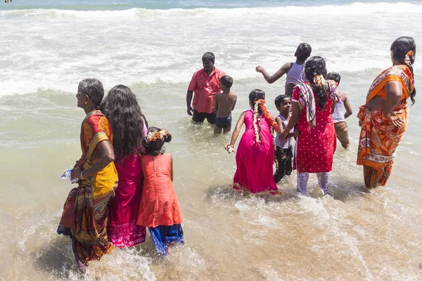 МАСИ-МАГАМ-ФЕСТИВАЛЬ, ПУТЧЕРИ, ПОНДИКЕРИ, ТАМИЛ НАДУ, ИНДИЯ - 1 марта 2018 года. Группа неопознанных индийских женщин, купающихся в море, на пляже — стоковое фото
