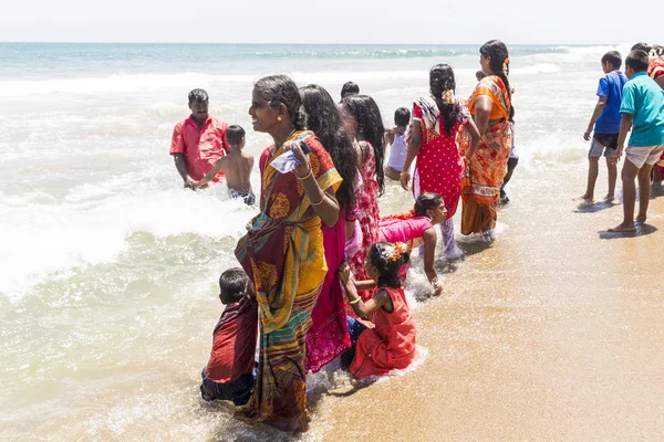 MASI MAGAM FESTIVAL, PUDUCHERY, PONDICHERY, TAMIL NADU, INDIA - 1 de marzo de 2018. Grupo de mujeres indias no identificadas hombres bañándose en el mar, en la playa — Foto de Stock