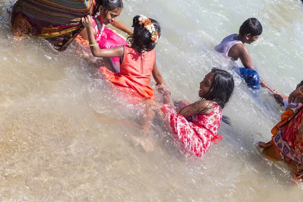 MASI MAGAM FESTIVAL, PUDUCHERY, PONDICHERY, TAMIL NADU, ÍNDIA 1 de março de 2018. Mulheres indianas não identificadas homens crianças tomando banho no mar, na praia — Fotografia de Stock