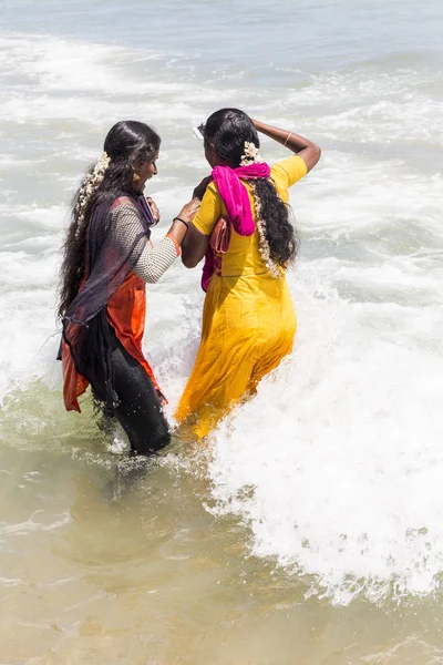 МАСИ-МАГАМ-ФЕСТИВАЛЬ, ПУТЧЕРИ, ПОНДИКЕРИ, ТАМИЛ НАДУ, ИНДИЯ - 1 марта 2018 года. Неопознанные индийские женщины купаются в море, на пляже — стоковое фото