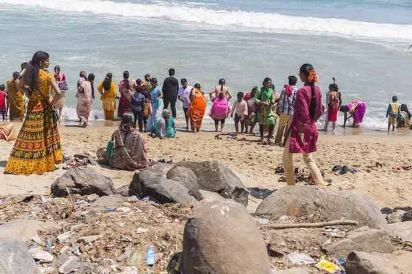 MASI MAGAM FESTIVAL, PUDUCHERY, PONDICHERY, TAMIL NADU, INDIA - 1 de marzo de 2018. Grupo de mujeres indias no identificadas hombres bañándose en el mar, en la playa — Foto de Stock