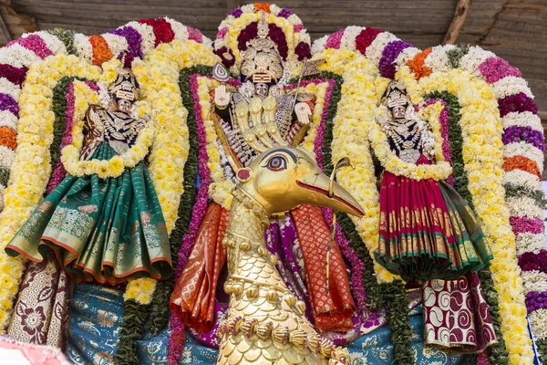 Az indiai istenek szobrai. Brahma, Visnu Durga Shiva Ganesha készült virágok a Masi Magam fesztivál. — Stock Fotó