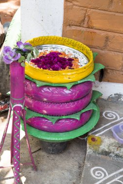 Olağandışı çiçek Bahçe yatakta. Eski araba lastikleri çiçek yataktan. flowerbed tasarım. Bahar, yaz, Bahçe. makine lastikleri kullanımı. İkinci hayat şeyler. Atık yönetimi