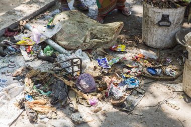 atık plastik şişe ve plastik atık atık bertaraf sitesindeki diğer türleri. Geri dönüşümlü be hazır