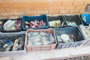 Boyama, geri dönüşüm plastik, metal için çöp ve ekoloji çevre azaltmak