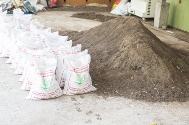 Kompost toprak ve organik bitki gübre torbaları, yapılan plantation için organik atık çöp ile