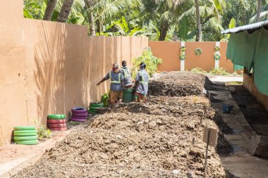 Yaklaşık, Puduchery, Pondichery, Tamil Nadu, Hindistan - 2018 Mart. Kompost Muhafazası bakan kimliği belirsiz kişiler. Kompost toprak, organik bitki gübre organik atık çöp, plantat ile yapılan