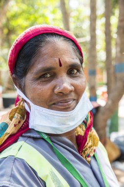 Belgesel yayın. Yaklaşık, Puduchery, Pondichery, Tamil Nadu, Hindistan - 2018 Mart. Hintli kadın atık geri dönüşüm için çöp döker sıralama.
