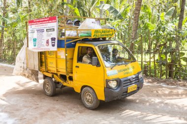 Belgesel yayın. Yaklaşık, Puduchery, Pondichery, Tamil Nadu, Hindistan - 2018 Mart. Küçük sarı çöp kamyonu ile insanları geri dönüşüm merkezi