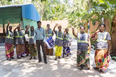 Belgesel yayın. Yaklaşık, Puduchery, Pondichery, Tamil Nadu, Hindistan - 2018 Mart. Bir geri dönüşüm merkezinde çalışan kadınlar takım. En iyisi bu yol korumak küresel ısınma dünya. Ve