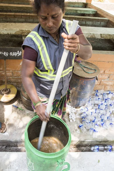 Dokumentární film redakční. Puduchery, Pondichery, Tamil Nadu, Indie - březen cca, 2018. Život v recyklačním centru. Obrovské papíru poslat z továrny na recyklaci procesu. To je nejlepší způsob, jak — Stock fotografie