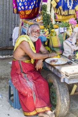 Belgesel yayın. Masi Magam Festivali, Puduchery, Pondichery, Tamil Nadu, Hindistan - 1 Mart 2018. Kimliği belirsiz brahman adam Hint tanrıları ve teklifleri heykelleri ile.