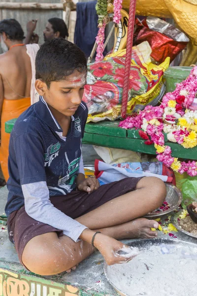 纪录片社论。Masi Magam 节, Puduchery, Pondichery, 泰米尔纳德邦, 印度-2018年3月1日。身份不明的婆罗门男子与印度神的雕像和祭品. — 图库照片