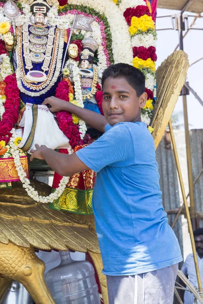 Film dokumentalny redakcji. Masi Magam. Festiwal, Puduchery, Pondichery, Tamil Nadu, Indie - 1 marca 2018 r. Niezidentyfikowany mężczyzna brahman posągami bogów indyjskich i oferty. — Zdjęcie stockowe