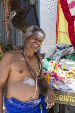 Belgesel yayın. Masi Magam Festivali, Puduchery, Pondichery, Tamil Nadu, Hindistan - 1 Mart 2018. Kimliği belirsiz brahman adam Hint tanrıları ve teklifleri heykelleri ile.