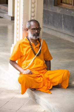Yaklaşık, Tiruvannamali, Tamil Nadu, Hindistan - 2018 Mart. Portre Sadhu Ashram Ramana Maharshi. Sadhu münzevi bir hayat yaşamak ve Hinduizm manevi pratik üzerinde odaklanmak için seçtiğiniz kutsal bir adamdır. Adaçayı, Moksha, Maya, kast, Shiva, Vishnou, 
