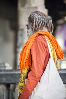 Yaklaşık, Tiruvannamali, Tamil Nadu, Hindistan - 2018 Mart. Portre Sadhu Ashram Ramana Maharshi. Sadhu münzevi bir hayat yaşamak ve Hinduizm manevi pratik üzerinde odaklanmak için seçtiğiniz kutsal bir adamdır. Adaçayı, Moksha, Maya, kast, Shiva, Vishnou, 