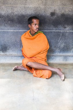 Yaklaşık, Tiruvannamali, Tamil Nadu, Hindistan - 2018 Mart. Portre Sadhu Ashram Ramana Maharshi. Sadhu münzevi bir hayat yaşamak ve Hinduizm manevi pratik üzerinde odaklanmak için seçtiğiniz kutsal bir adamdır. Adaçayı, Moksha, Maya, kast, Shiva, Vishnou, 