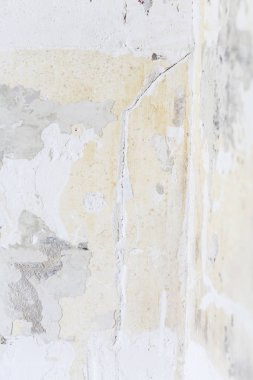 Düzensiz beyaz duvar sıva, fayans aldıktan sonra dokulu. Duvar sıva ile onarılması gerekiyor