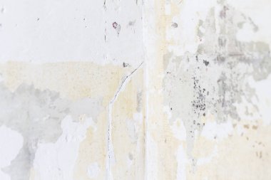 Düzensiz beyaz duvar sıva, fayans aldıktan sonra dokulu. Duvar sıva ile onarılması gerekiyor