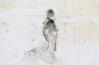 Evdeki su borusunu delmenin yol açtığı beton duvarda çatlaklar var.