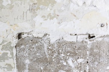 Evdeki su borusunu delmenin yol açtığı beton duvarda çatlaklar var.
