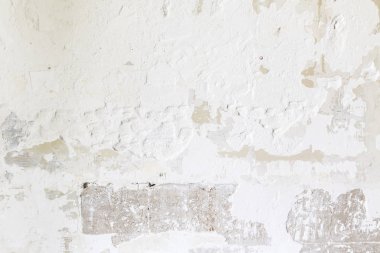 Düzensiz beyaz duvar sıva, fayans aldıktan sonra dokulu. Duvar sıva ile onarılması gerekiyor