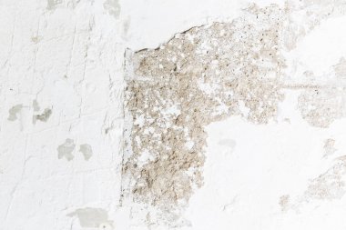 Düzensiz beyaz duvar sıva, fayans aldıktan sonra dokulu. Duvar sıva ile onarılması gerekiyor