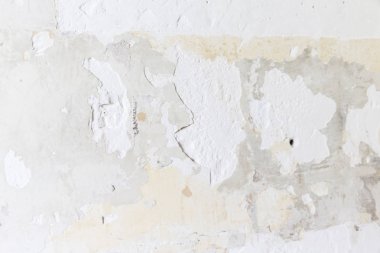 Düzensiz beyaz duvar sıva, fayans aldıktan sonra dokulu. Duvar sıva ile onarılması gerekiyor