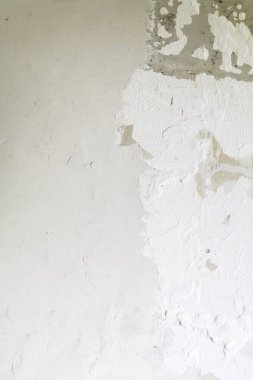 Düzensiz beyaz duvar sıva, fayans aldıktan sonra dokulu. Duvar sıva ile onarılması gerekiyor