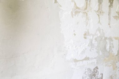 Düzensiz beyaz duvar sıva, fayans aldıktan sonra dokulu. Duvar sıva ile onarılması gerekiyor