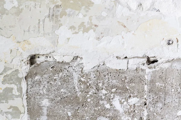 掘削によるセメント壁の亀裂穴家の中に配管管を置くために — ストック写真