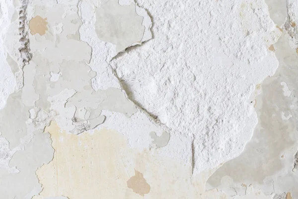 タイルを服用後 不規則な白い壁に漆喰をテクスチャしました 壁は石膏で修復する必要があります — ストック写真